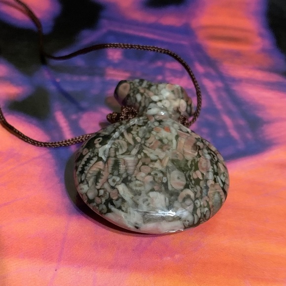 Crinoid fossil carved medicine pouch Sajen - Picture 9 of 11